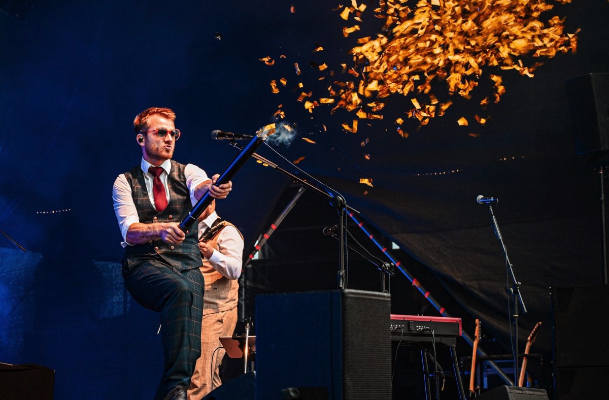Record Men Live Band Konfetti on stage